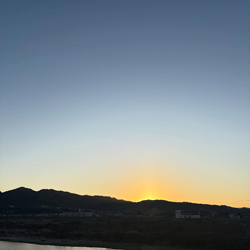 井手のお山から昇る 2026.1.1 初日の出 今年もたくさんのやさしい光が降り注ぎますように