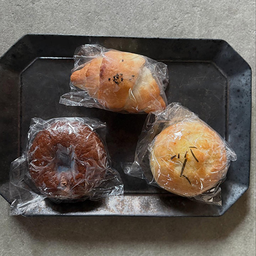 2.7どようび 大西商店、営業しておりますご来店お待ちしておりまーす さきほど粉日和さん @konabiyori_komeko より米粉パンと米粉のお菓子も届きました